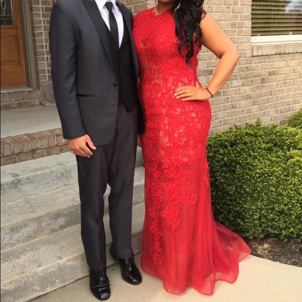 PAGEANT/GALA/PROM 💃🏻 Tony Bowls Red Lace Gown